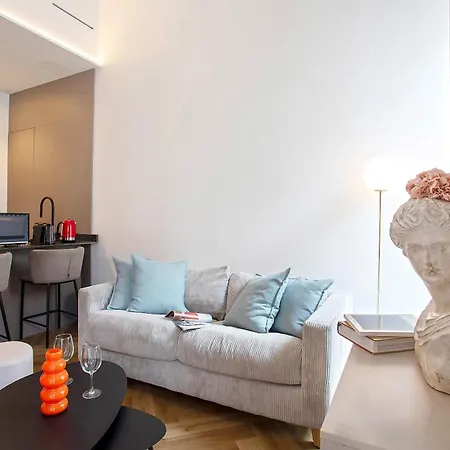 Global Adriano Luxury * セビリア